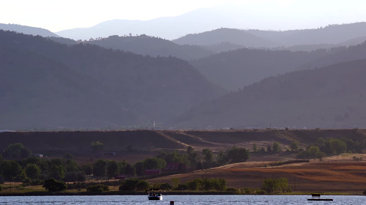일몰 동안 볼더 저수지에서 수상 스포츠 활동