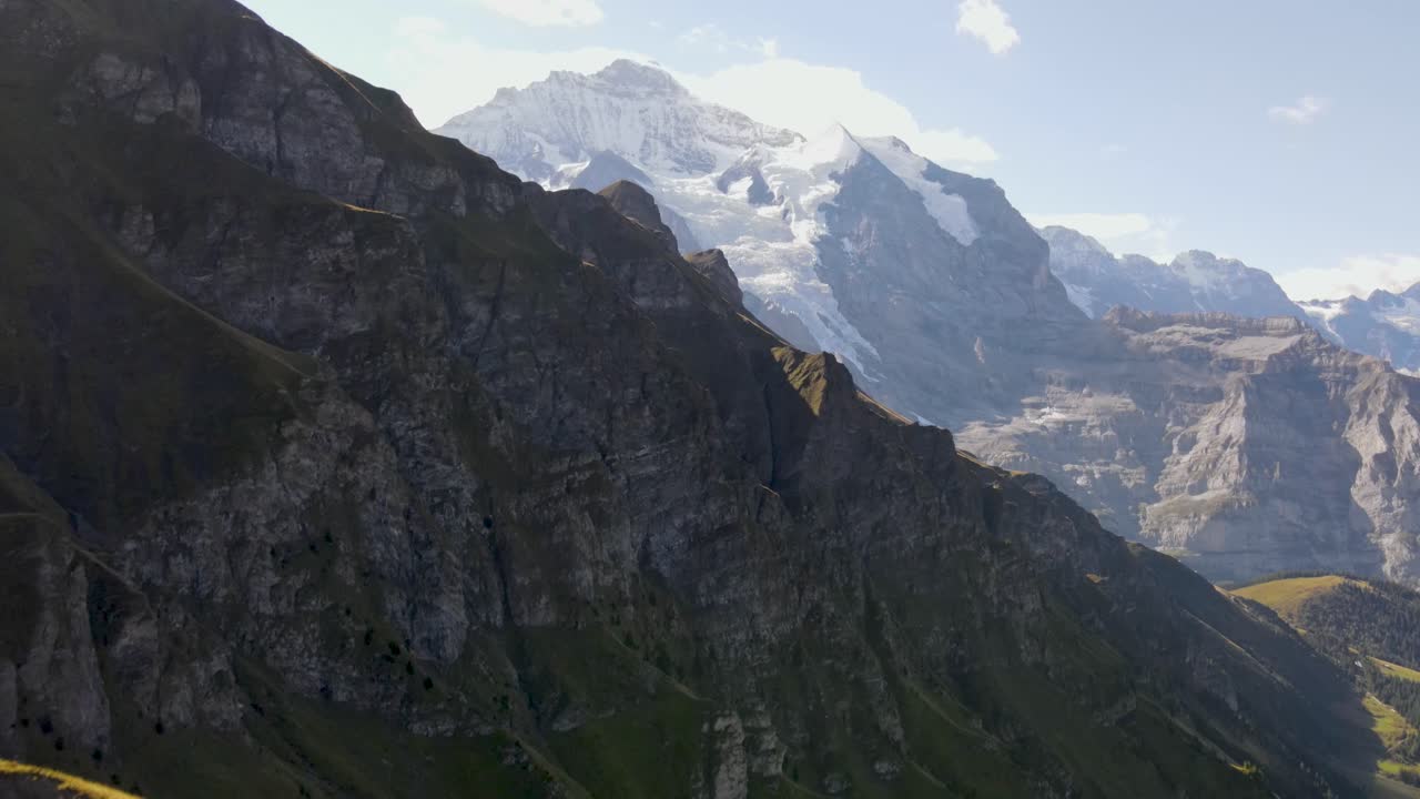 volando cerca del acantilado hacia el glaciar de montaña en los alpes suizos