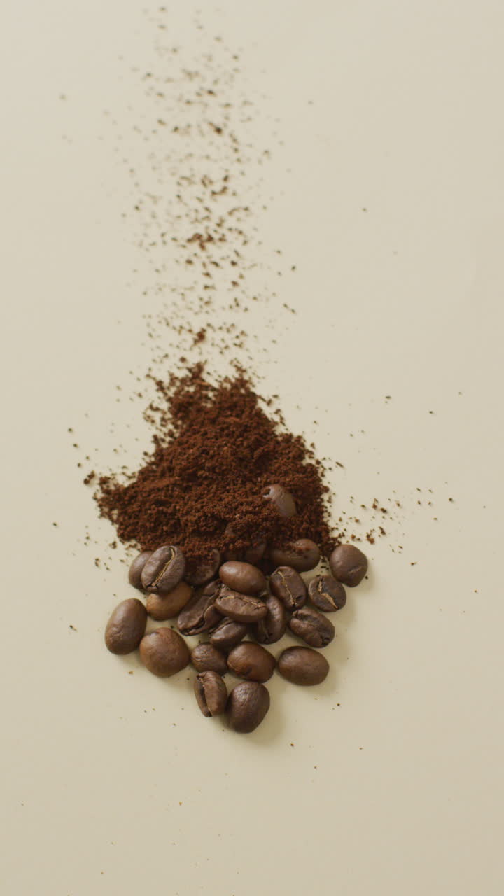 Video verticale di chicchi di caffè e caffè macinato su sfondo beige