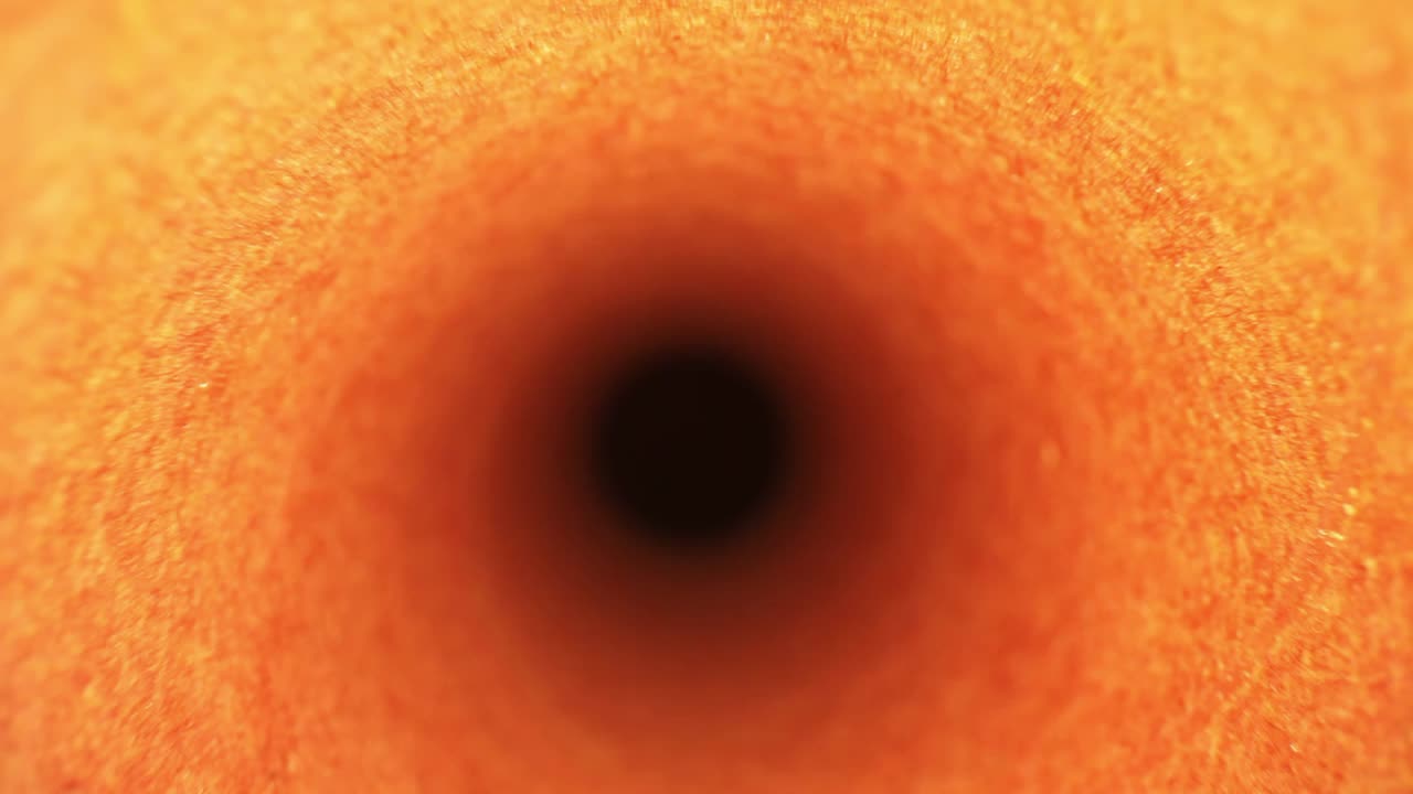 sacando rápidamente la cubierta de un rodillo de pintura