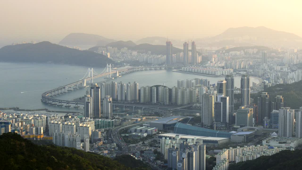 busan, corea del sur. vista panorámica del centro de la ciudad en las luces de la mañana. 4k