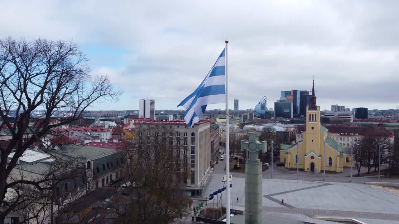 bandera de la ciudad de tallin ondeando en el viento, fondo de paisaje urbano