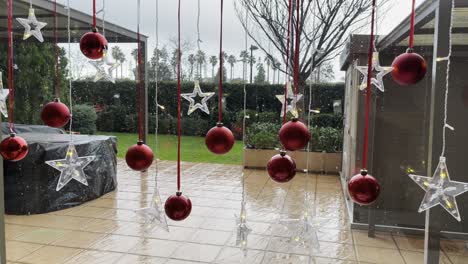 ventana de la casa decorada navidad y vacaciones de año nuevo