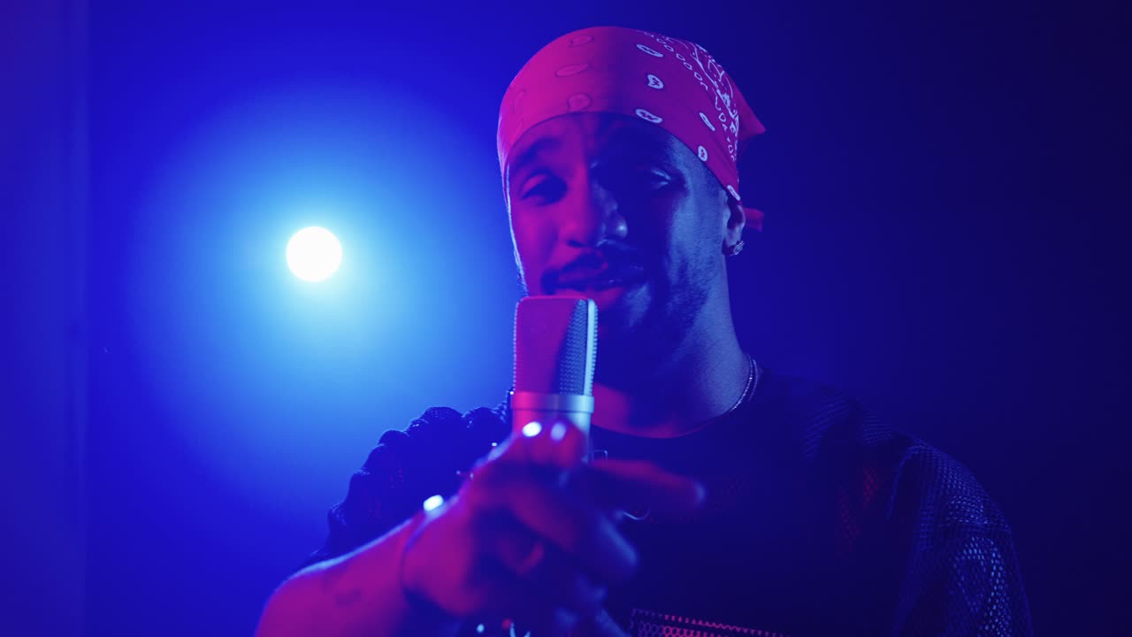 hombre cantando en un micrófono