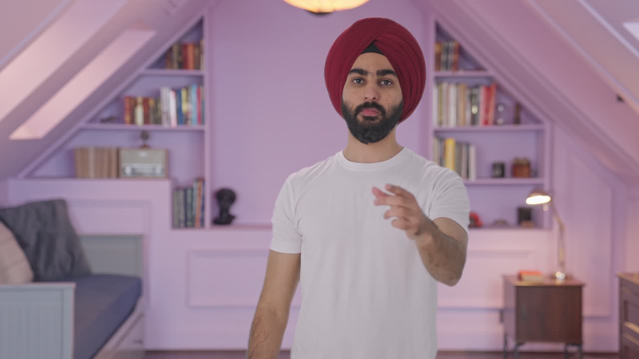 hombre indio sikh molesto viendo noticias chocantes