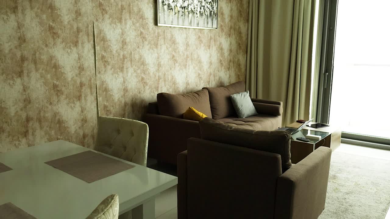 sala de estar moderna con sillón y mesa de comedor