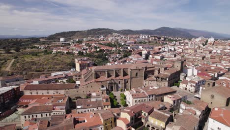 palacio de mirabel, edificio histórico en plasencia, drones en órbita alrededor del paisaje urbano