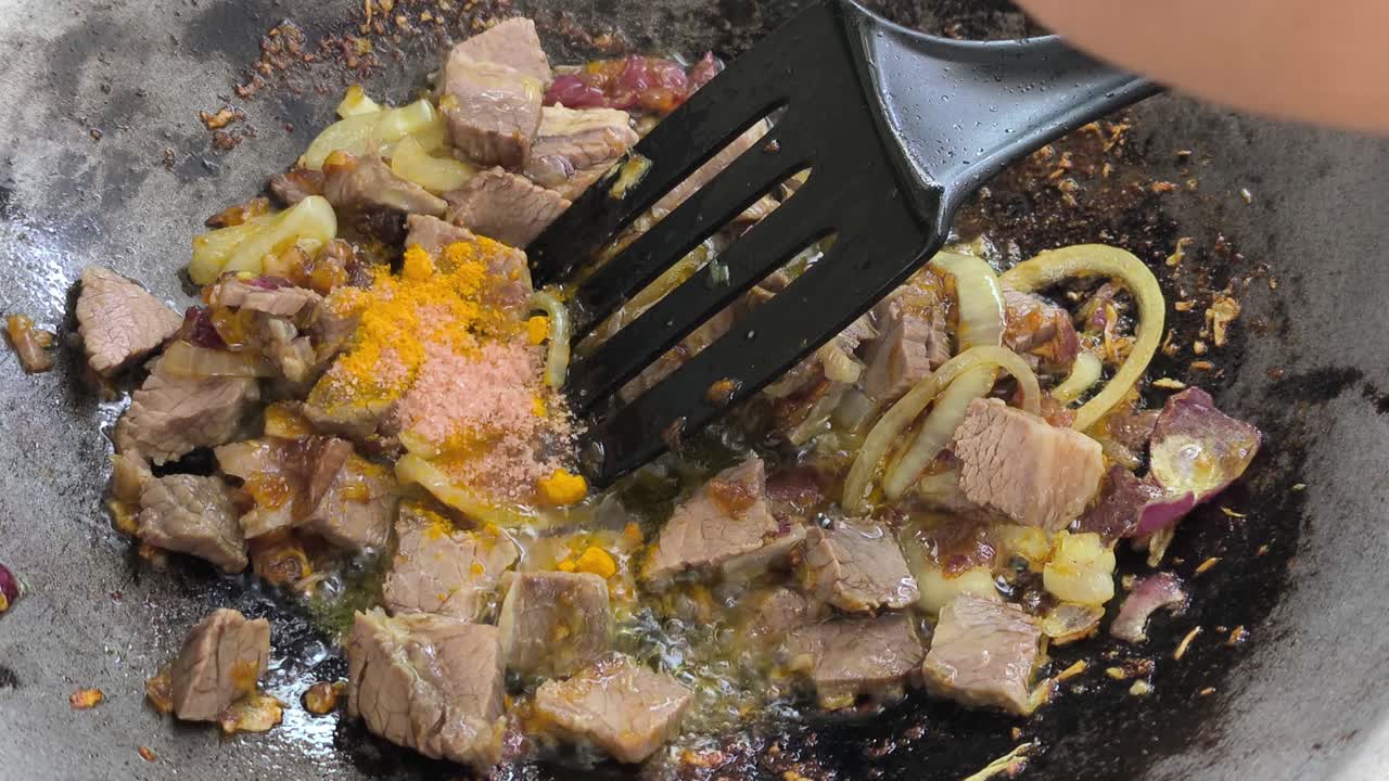 Daging sapi rebus ditumis dengan bawang, teri, dan kunyit yang cerah. Hidangan ini menghasilkan tampilan akhir keemasan yang memukau. Kelihatannya sangat lezat dan beraroma