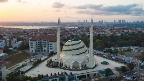 Futuristic-Marmara-Mosque-in-Istanbul,-Modern-looking-Mosque-at-Sunset-with-Cityscape,-Aerial-Hyperlapse-Drone-Time-Lapse-forward