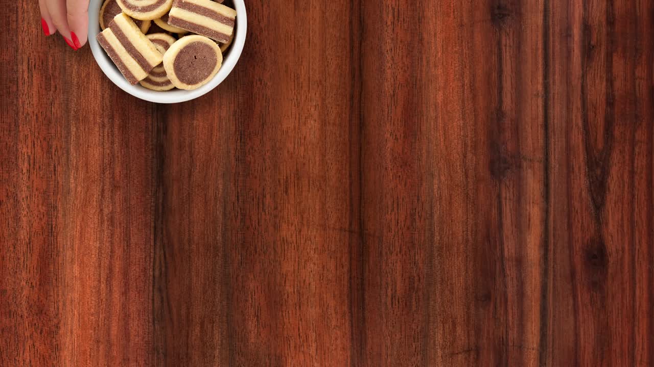 ofreciendo galletas de chocolate y vainilla