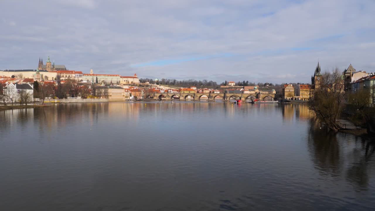 río vltava, el puente carlos y el castillo de praga con el