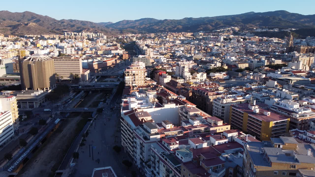 Carrellata aerea all'indietro della città di Malaga in Spagna alla luce del mattino.