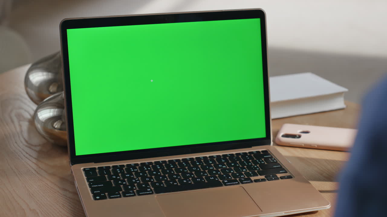 portátil con una pantalla verde