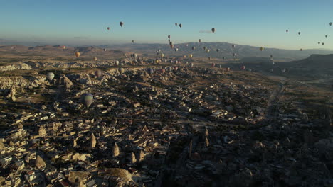 Hot-Air-Balloons-Flying-Above-Goreme,-Cappadocia,-Turkey