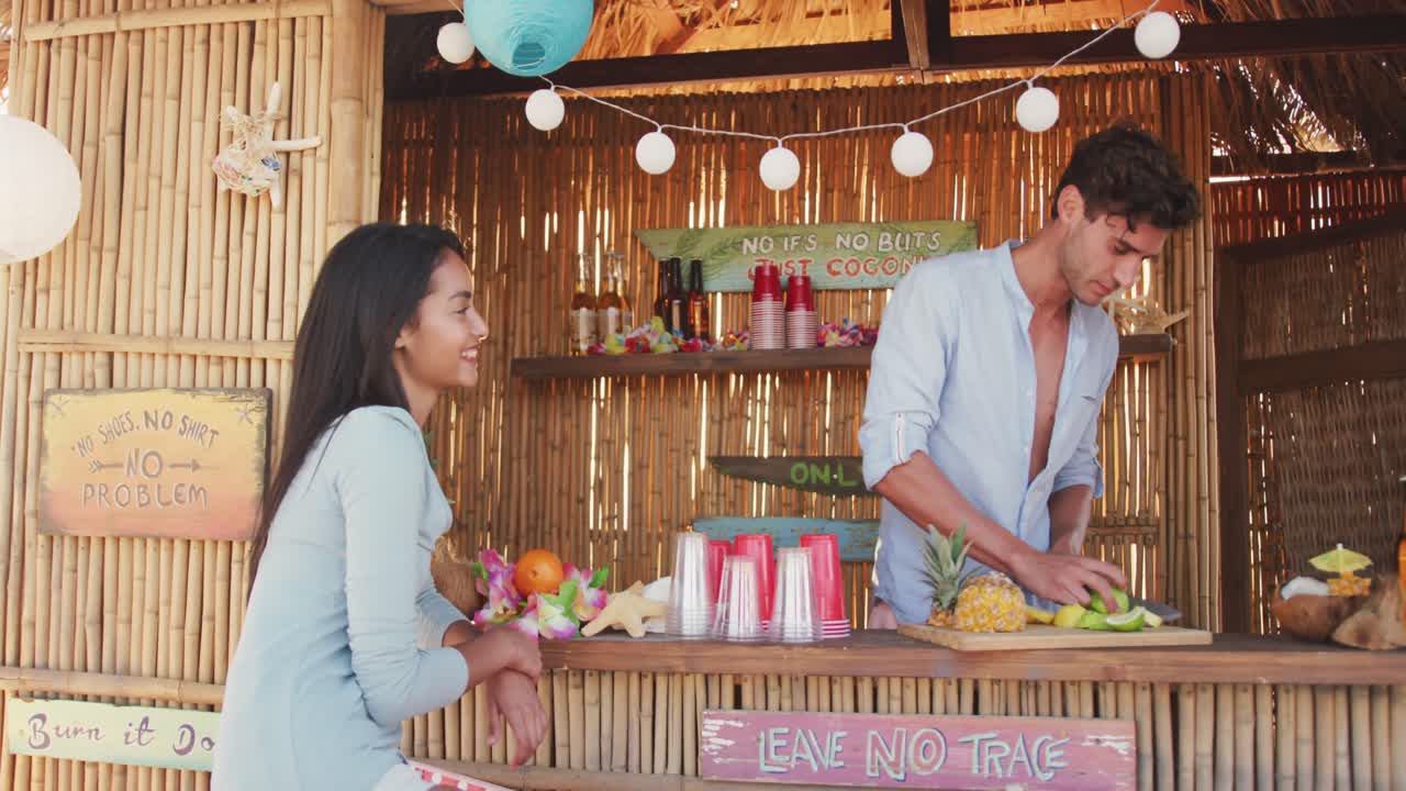 해변 에 있는 술집 을 즐기는 친구 들