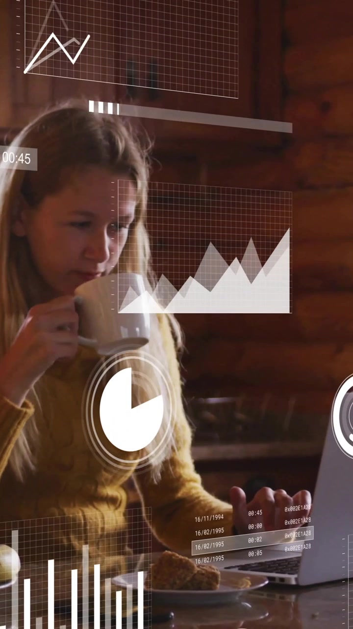 Animación de procesamiento de datos financieros sobre una mujer caucásica usando un portátil.