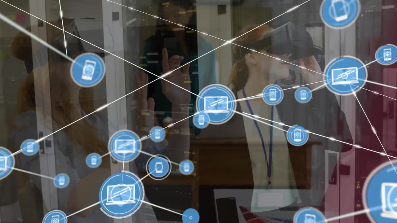 animación de iconos conectados por líneas, empresaria caucásica usando auriculares vr en la oficina.