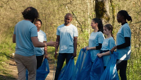 equipo de activistas recogiendo residuos plásticos para reciclar y recoger basura