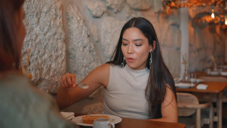 mujeres conversando en un restaurante