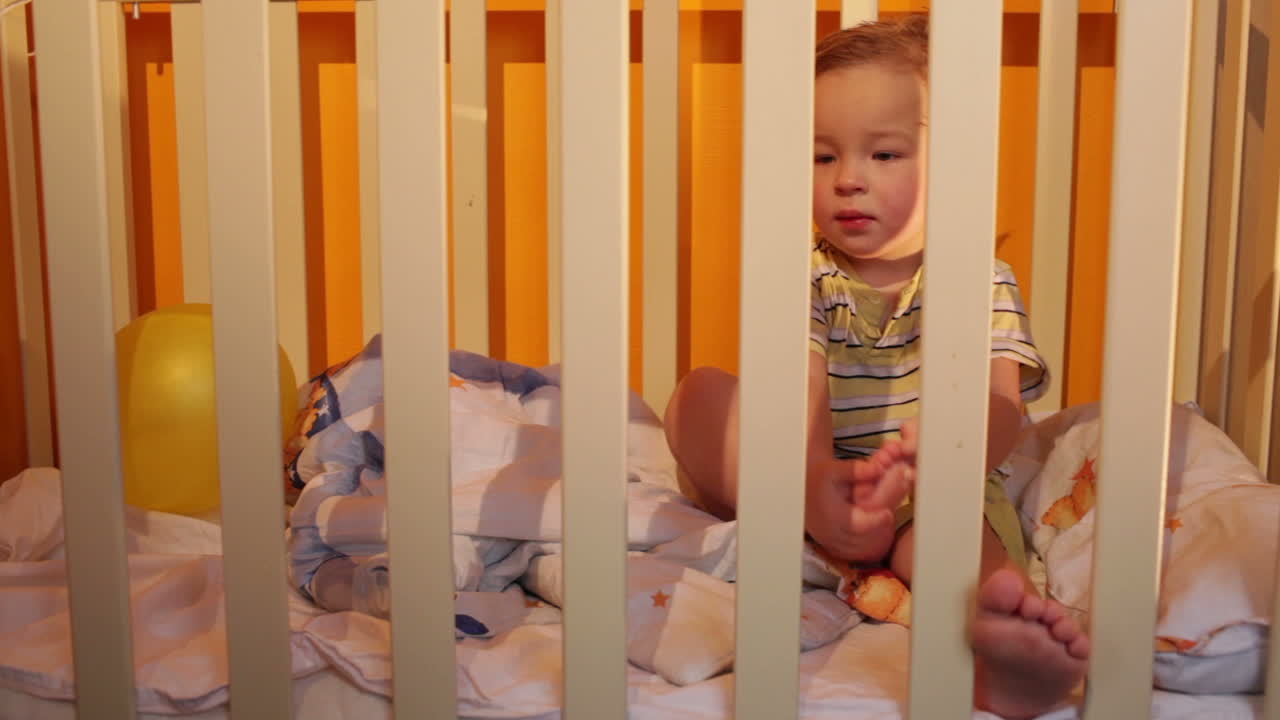 Bambino seduto in un box