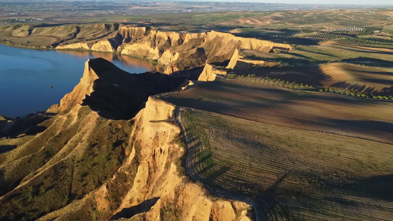 산 과 호수 의 경치 좋은 풍경