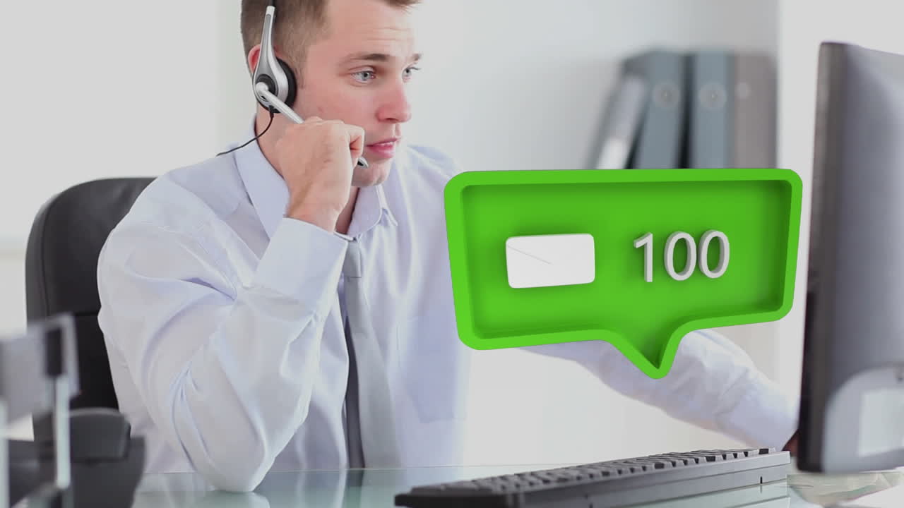 animación del icono de las redes sociales y los números cambiando sobre el hombre de negocios que usa auriculares de teléfono