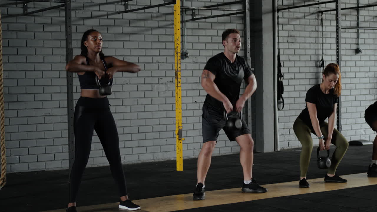 체육관 에서 그룹 케틀벨 운동