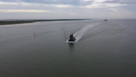 Barco-De-Empuje-En-Marcha-En-El-Río-San-Jacinto-Cerca-De-Morgan&#39;s-Point-En-Laporte,-Texas