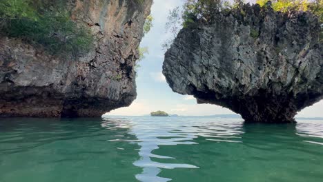 Formación-De-Piedra-Caliza-En-El-Sur-De-Tailandia-En-El-Agua-Del-Océano,-Clara