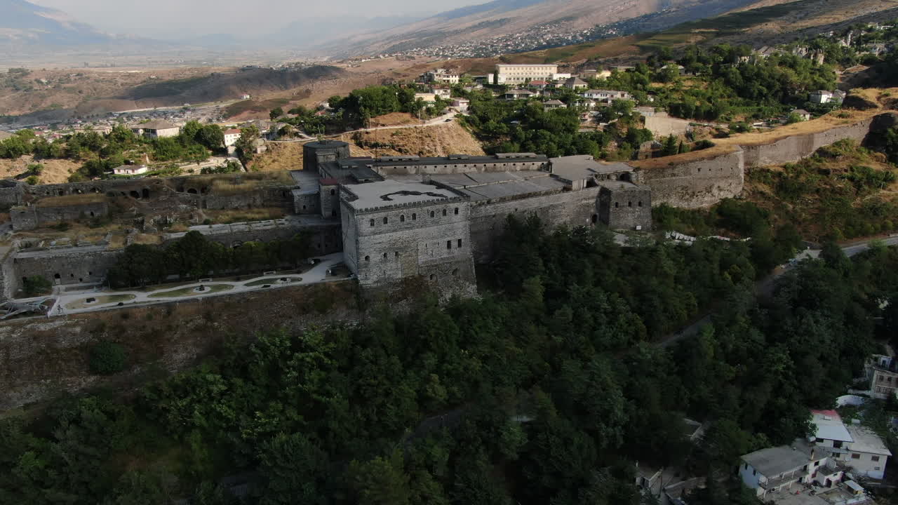 drone orbit shot 4k de f gjirokastra castillo