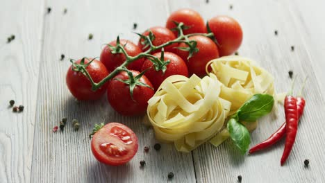 racimos de pasta cruda con tomates