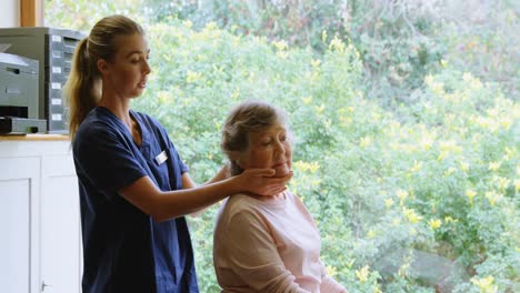 fisioterapeuta dando terapia de cuello a una mujer mayor 4k