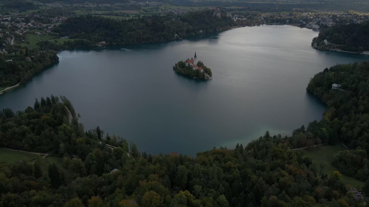 Veduta aerea della luce dell'alba sul Lago di Bled e sulla chiesa, Alpi Giulie, Slovenia
