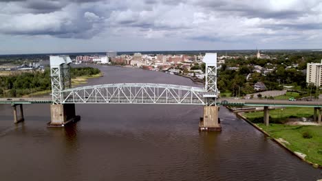 Salida-Aérea-Desde-El-Puente-De-Elevación-Vertical-Sobre-El-Río-Cape-Miedo-En-Wilmington-Nc,-Carolina-Del-Norte,-El-Puente-Conmemorativo-De-Cape-Miedo