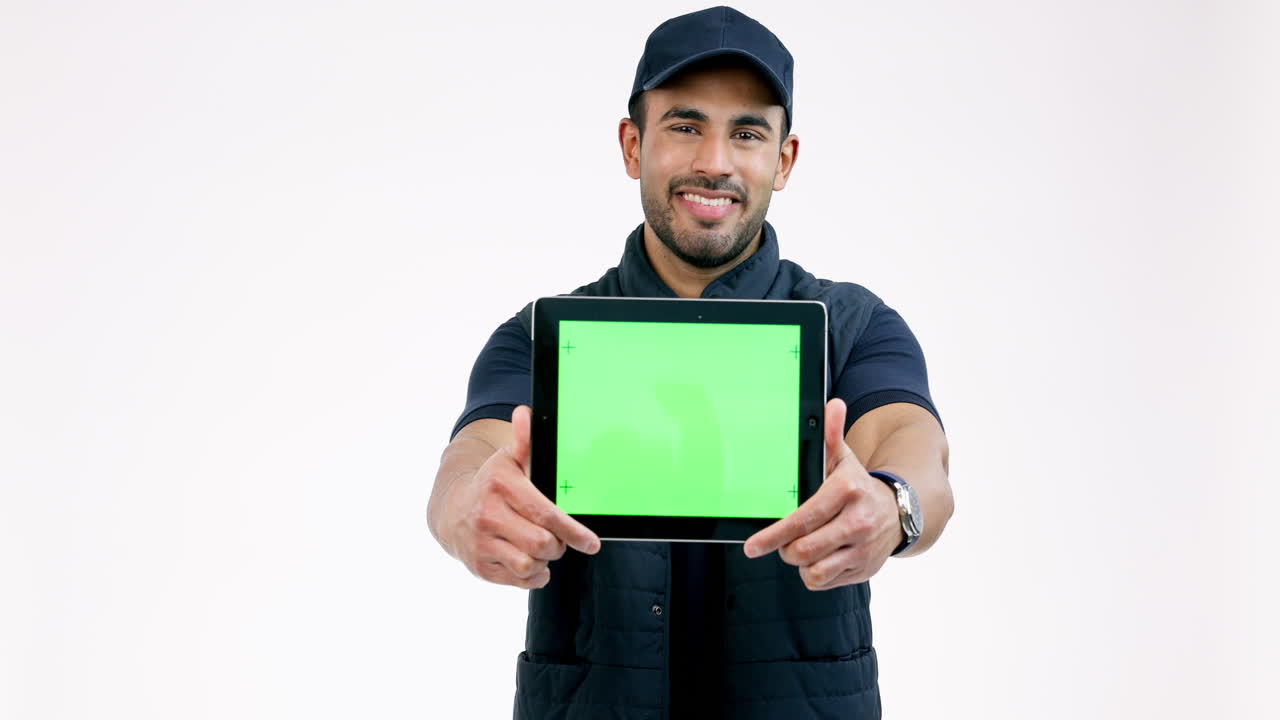 hombre feliz, entrega y pantalla de maqueta de tableta