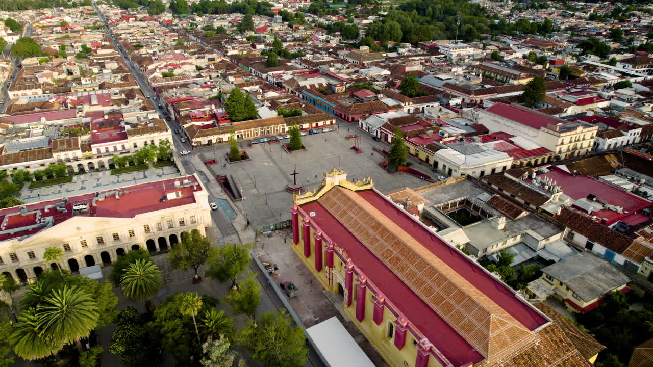 tiro de drone girando sobre la plaza principal, la cruz atrial, el convento y el palacio municipal en san cristobal de las casas en chiapas