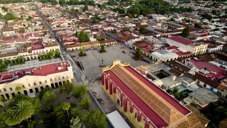 drone-shot-rotating-over-the-main-square,-the-atrial-cross,-the-convent-and-the-munucipal-palace-in-san-cristobal-de-las-Casas-in-Chiapas