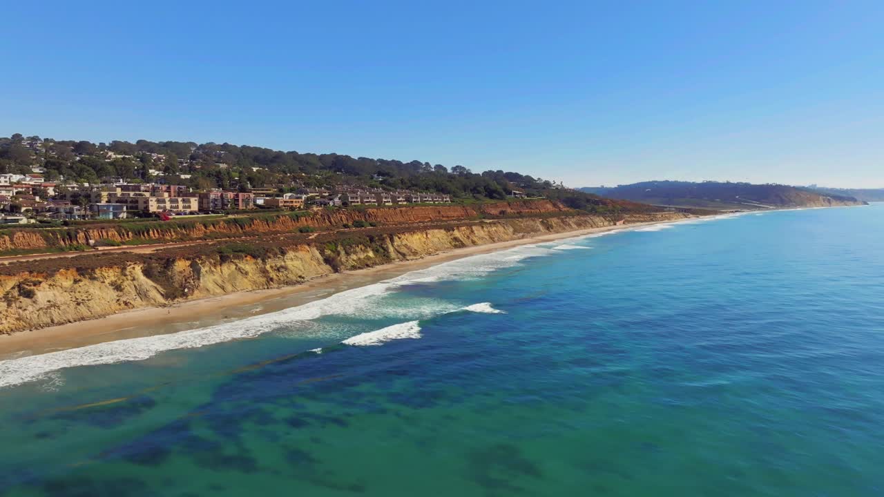 미국 캘리포니아 주 샌디에이고 카운티 의 델 마르 해안선 과 해변 의 드론 촬영
