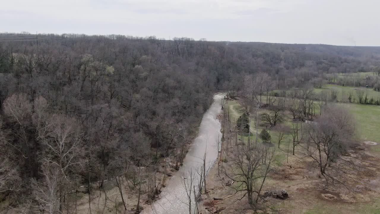 Luftfoto op langs en flod i Arkansas.