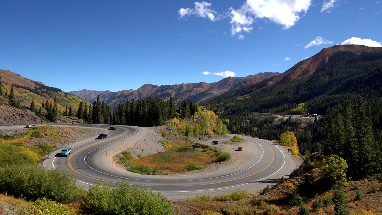 vista de amplio ángulo de una sección curva de la autopista de un millón de dólares en las montañas de san juan de colorado