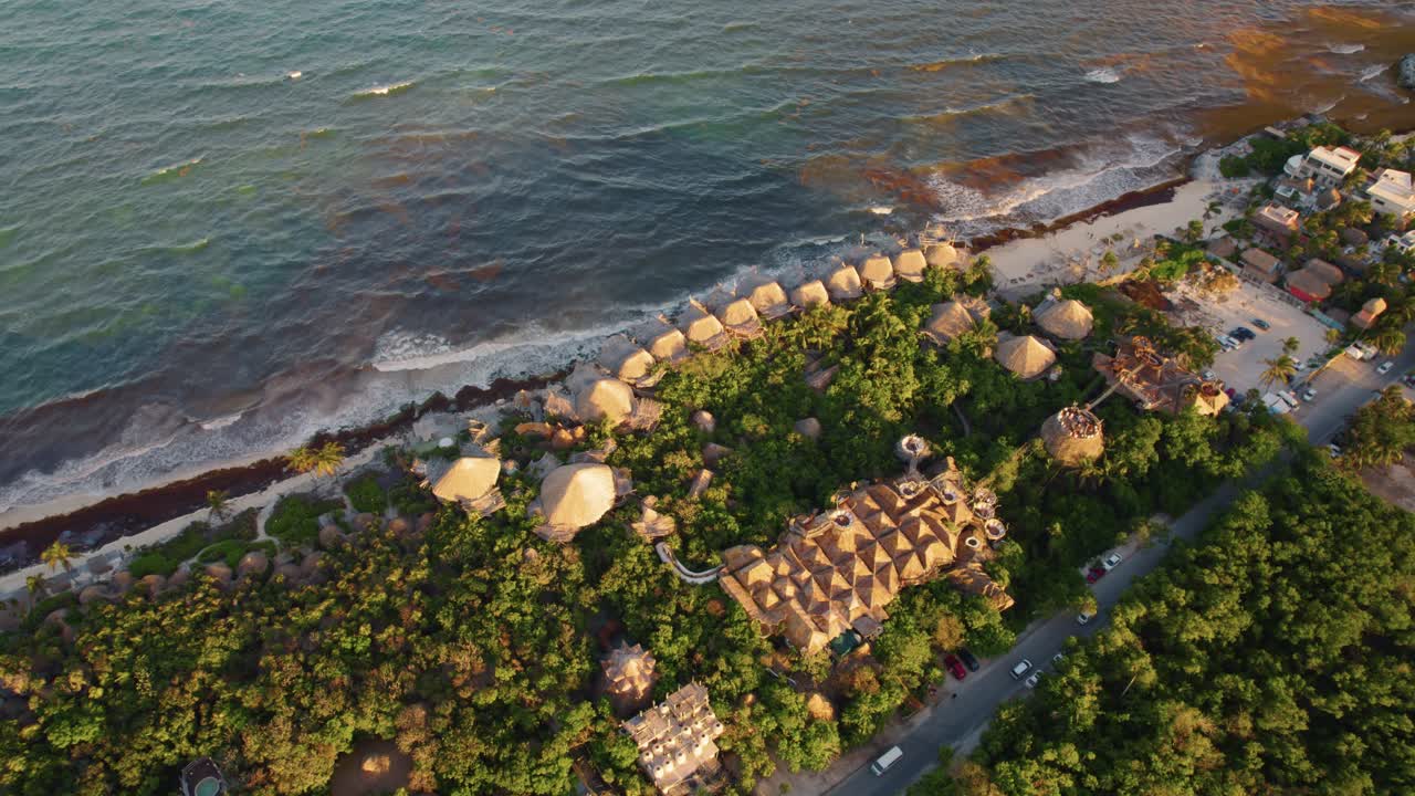 hermoso resort en órbita en la costa, sensación de verano soleado, vacaciones