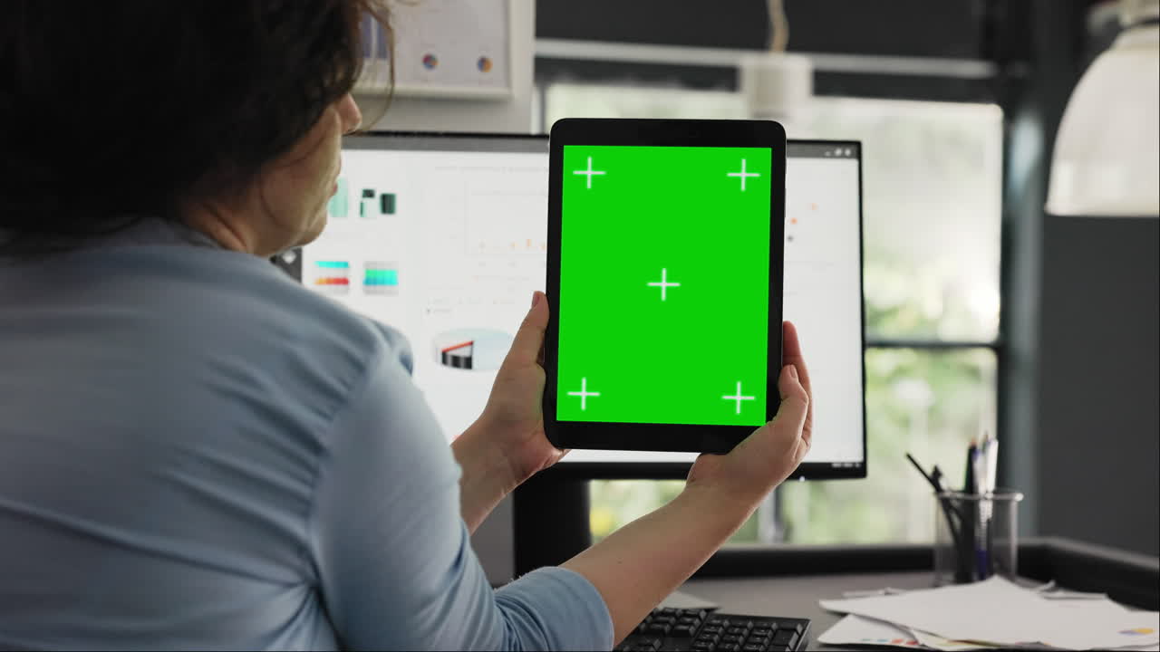 бизнес-менеджер, использующий цифровой планшет