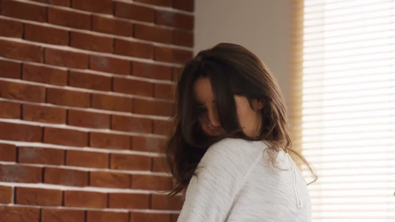 머리카락을 던지는 아름다운 여자