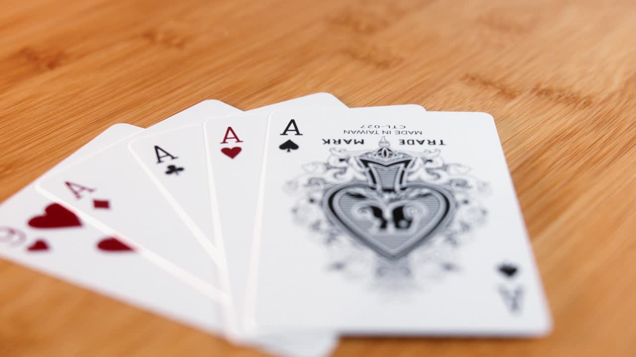 스피너에 있는 카드 4장의 가까운 내부 정적 샷