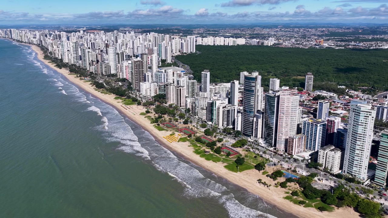 Pina Strand ved Recife i Pernambuco, Brasilien. Strandlandskab. Udsigt over bugt og havn. Bymidte. Pina Strand i Recife i Pernambuco, Nordøstbrasilien. Fantastisk udsigt.