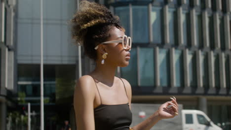 une jeune femme africaine à la mode qui marche dans la rue