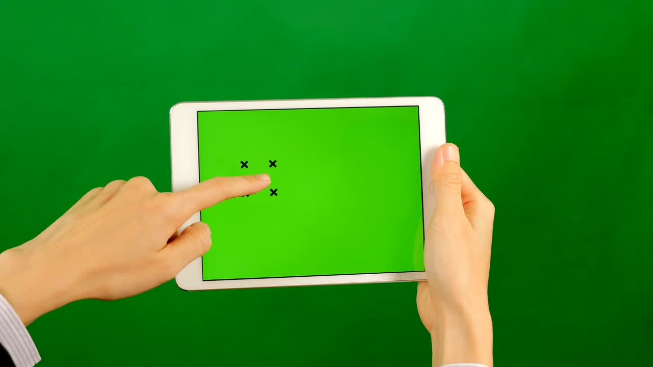 초록색 배경에  빈 녹색 화면 태블릿을 사용하는 사업가.