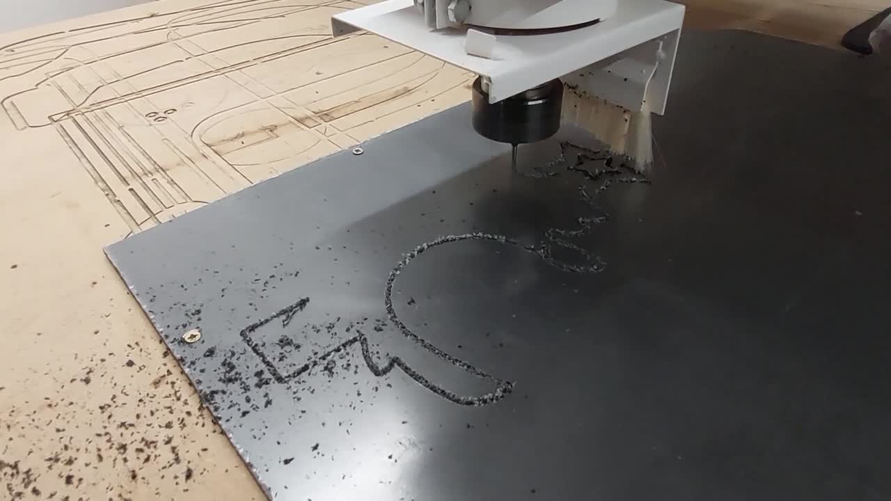 enrutador cnc que hace formas decorativas con espuma plástica