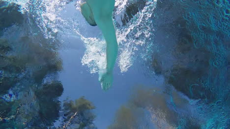 Ein-Mann-Schwimmt-Im-Pool-Schwimmt-über-Die-Kamera-Unterwasservideo-Zeitlupe