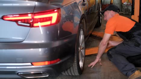 mecánico trabajando en un coche en un garaje